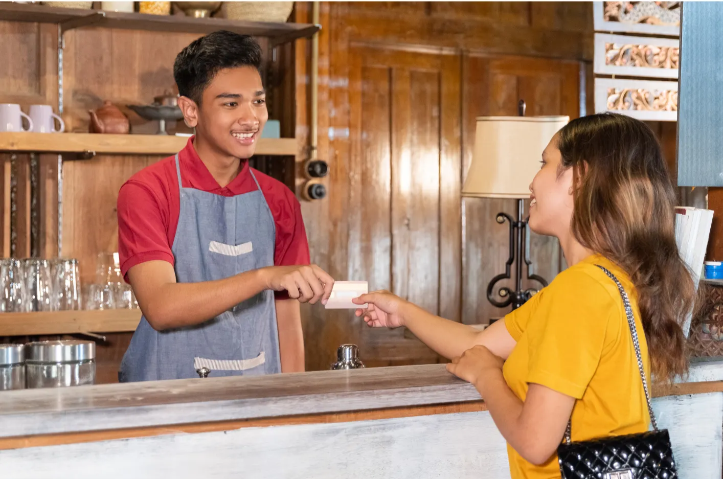 Comment bien accueillir un client en boutique ?