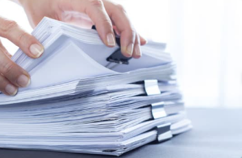 Stop aux papiers qui s’entassent ! Voici combien de temps vous devez les garder. 